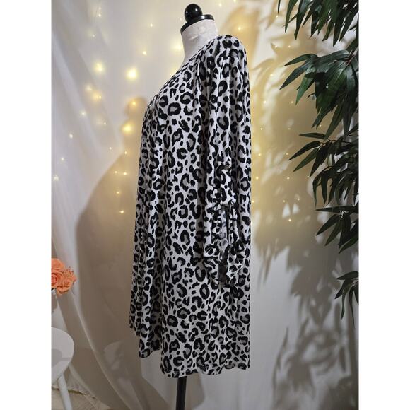 Torrid Leopard Animal Print Roll Tab Sleeve V-Neck Liquid Knit Top Plus Size 6X - Picture 3 of 10